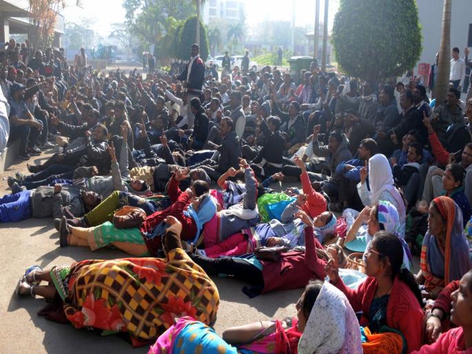 Tribal Bihad clashes; Tumble Exam using Guerrilla Cava | आदिवासींचा बि-हाड मोर्चा धडकला; गनिमी कावा वापरून उधळली परीक्षा Tribal Bihad clashes; Tumble Exam using Guerrilla Cava | आदिवासींचा बि-हाड मोर्चा धडकला; गनिमी कावा वापरून उधळली परीक्षा