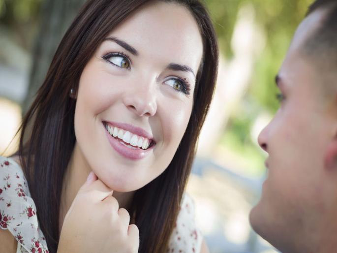 Women use this technique to attract men they are interested in for sexual intimacy | शारीरिक संबंधासाठी महिला 'ही' ट्रिक वापरुन पुरुषांना करतात आकर्षित!