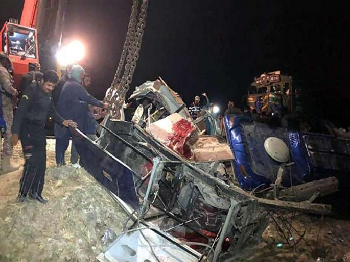 At least 30 people were killed when a train hit a bus while crossing a bridge | रुळ क्रॉसिंग करताना बसला रेल्वेची धडक, भीषण दुर्घटनेत 30 ठार At least 30 people were killed when a train hit a bus while crossing a bridge | रुळ क्रॉसिंग करताना बसला रेल्वेची धडक, भीषण दुर्घटनेत 30 ठार