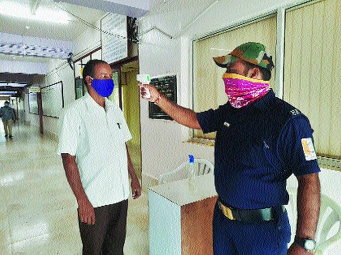 Corona's triple safety shield at the collector's office | CoronaVirus News: जिल्हाधिकारी कार्यालयात कोरोनाचे ट्रिपल सुरक्षा कवच Corona's triple safety shield at the collector's office | CoronaVirus News: जिल्हाधिकारी कार्यालयात कोरोनाचे ट्रिपल सुरक्षा कवच