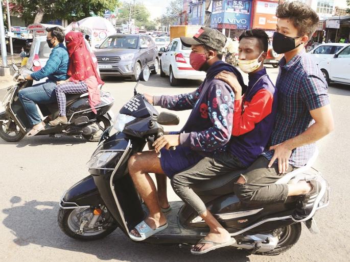 Action on 11,000 people in ten months; Still triple seat driving increased | दहा महिन्यांत ११ हजार जणांवर कारवाई; तरीही ट्रिपल सीट जोरात