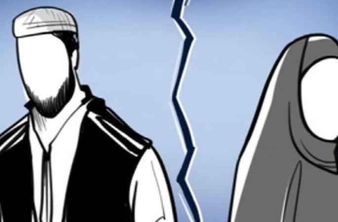 Case filed against police in 'three divorces' case | 'तीन तलाक' प्रकरणी पोलिसावरच गुन्हा दाखल Case filed against police in 'three divorces' case | 'तीन तलाक' प्रकरणी पोलिसावरच गुन्हा दाखल