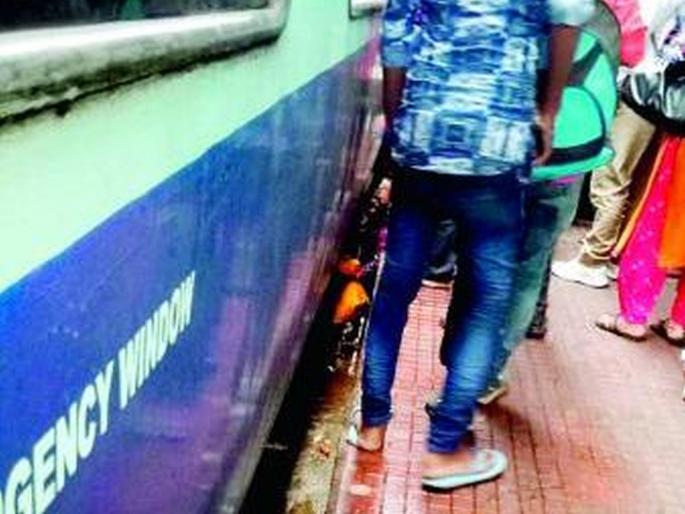 As the boy falls in the platform, his mother- father shouted with cry | गाडी सुटायच्या काही मिनिटं आधी 'तो' प्लॅटफॉर्ममधील गॅपमध्ये पडला अन्... As the boy falls in the platform, his mother- father shouted with cry | गाडी सुटायच्या काही मिनिटं आधी 'तो' प्लॅटफॉर्ममधील गॅपमध्ये पडला अन्...
