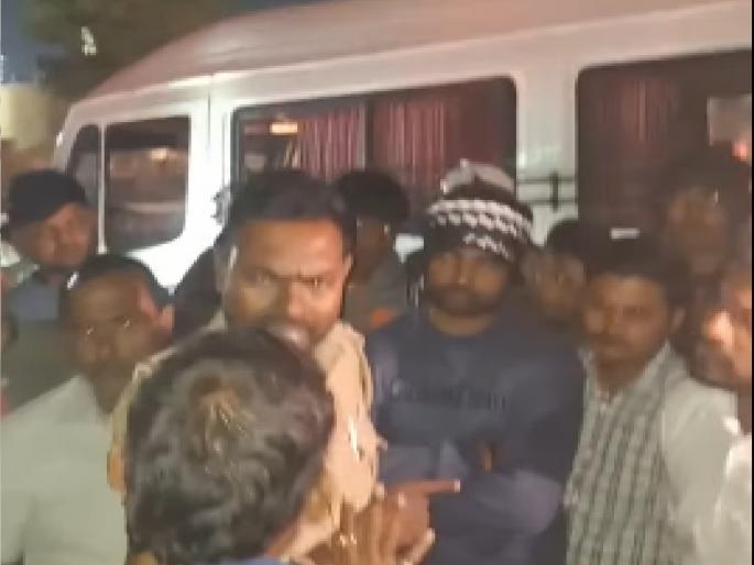 the RTO tore up the receipt and forced the Traveler to stand on the road In Sangli | सांगलीत आरटीओने पावती फाडली, चालकाने ‘ट्रॅव्हलर’च रस्त्यावर आडवी लावली; तासभर वाहतूक कोंडी 