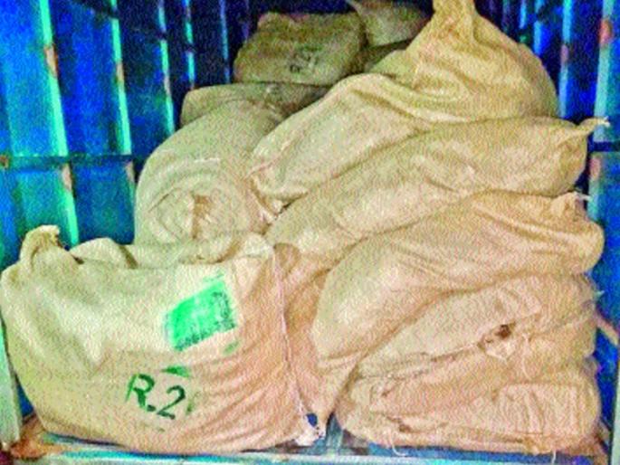 Twelve lakhs of gutkha seized, crime on tempo | साडेतेरा लाखांचा गुटखा केला जप्त, टेम्पोचालकावर गुन्हा Twelve lakhs of gutkha seized, crime on tempo | साडेतेरा लाखांचा गुटखा केला जप्त, टेम्पोचालकावर गुन्हा