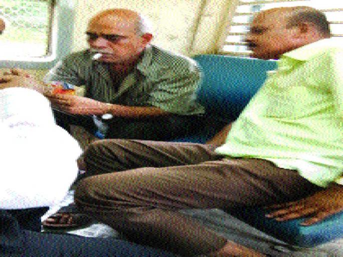 Railway staff casts a cigarette in locals | रेल्वे कर्मचारीच ओढतात लोकलमध्ये सिगारेट Railway staff casts a cigarette in locals | रेल्वे कर्मचारीच ओढतात लोकलमध्ये सिगारेट