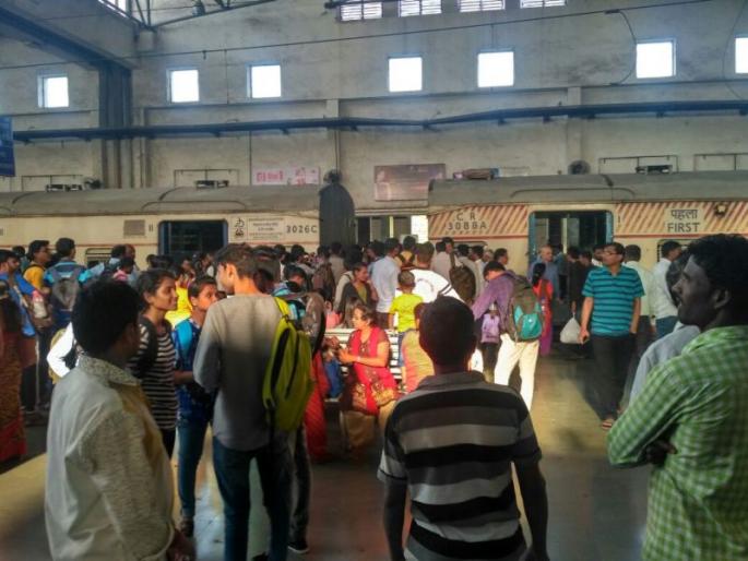 Trance Harbor Local service disrupted due to separate compling and coaches separated at Ghansoli station | घणसोली स्थानकात कपलिंग तुटून डबे वेगळे झाल्याने ट्रान्स हार्बर लोकल सेवा विस्कळीत