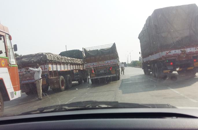 Police looted on Solapur-Pune highway, truck drivers wandered | सोलापूर-पुणे राष्ट्रीय महामार्गावर पोलिसांकडून लूट सुरूच, ट्रकचालक वैतागले Police looted on Solapur-Pune highway, truck drivers wandered | सोलापूर-पुणे राष्ट्रीय महामार्गावर पोलिसांकडून लूट सुरूच, ट्रकचालक वैतागले