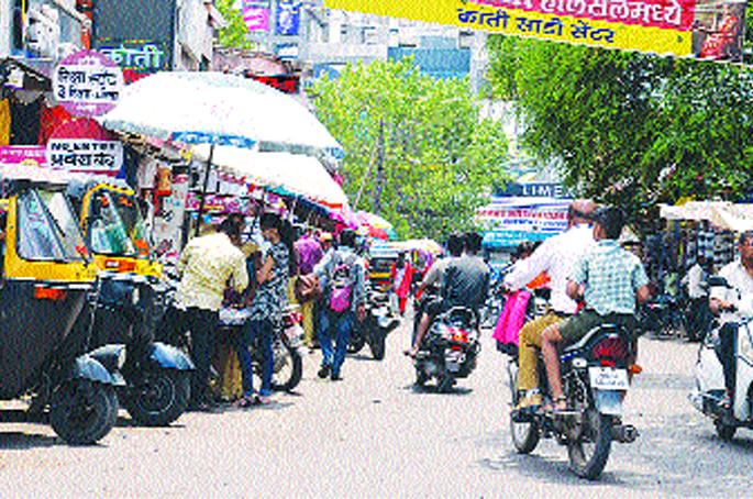 Entrance to the motorists in Solapur, seeing no-entry board | नो-एंट्रीचा फलक पाहूनही सोलापुरातील वाहनधारकांची घुसखोरी