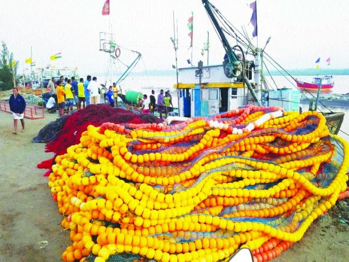 The contents of the 'trailers' were to be seized; | ‘त्या’ ट्रॉलर्सवरील साहित्य करावे लागले जप्त, जुजबी कारवाई मागे The contents of the 'trailers' were to be seized; | ‘त्या’ ट्रॉलर्सवरील साहित्य करावे लागले जप्त, जुजबी कारवाई मागे