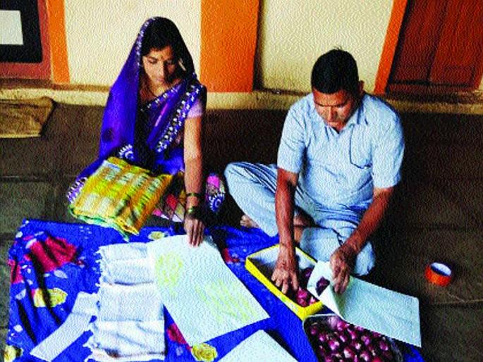 Gift a hat, sari and onion to a Trump couple | ट्रम्प दाम्पत्याला टोपी-उपरणे, साडी अन् कांदे भेट