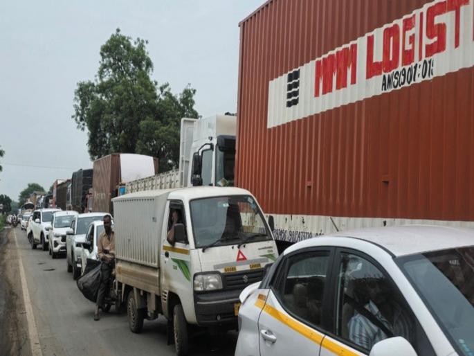 Commuters frustrated by continuous traffic jams on Chakan-Shikrapur state highway | चाकण-शिक्रापूर राज्यमहामार्गावर सततच्या वाहतूक कोंडीने प्रवासी हतबल Commuters frustrated by continuous traffic jams on Chakan-Shikrapur state highway | चाकण-शिक्रापूर राज्यमहामार्गावर सततच्या वाहतूक कोंडीने प्रवासी हतबल