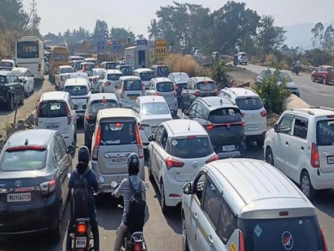 Eleven-hour journey to Pune, eighteen hour journey to Mumbai due to traffic jams on highways | Traffic Jam: बापरे... पुण्यासाठी अकरा, मुंबईसाठी अठरा तासांचा प्रवास; महामार्गावरील वाहतूक कोंडीचा प्रवाशांना फटका Eleven-hour journey to Pune, eighteen hour journey to Mumbai due to traffic jams on highways | Traffic Jam: बापरे... पुण्यासाठी अकरा, मुंबईसाठी अठरा तासांचा प्रवास; महामार्गावरील वाहतूक कोंडीचा प्रवाशांना फटका