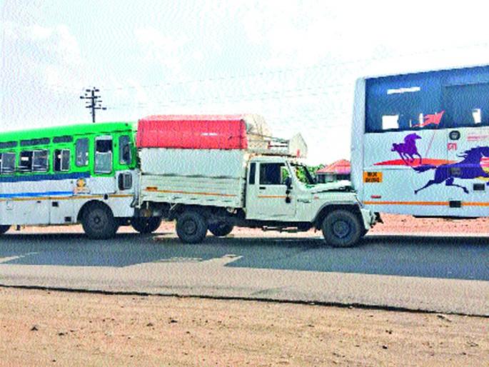 Three vehicles crash in Indapur | इंदापुरात तीन वाहनांचा अपघात  Three vehicles crash in Indapur | इंदापुरात तीन वाहनांचा अपघात
