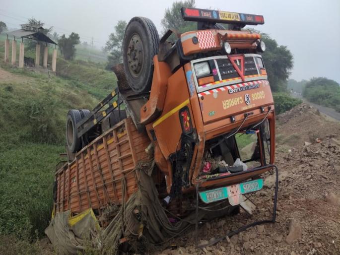 A truck full of potatoes overturned on Phaltan Road Loss of 4 to 5 tons of potatoes | Accident: फलटण रस्त्यावर बटाटयाने भरलेला ट्रक पलटी; ४ ते ५ टन बटाट्यांचे नुकसान  A truck full of potatoes overturned on Phaltan Road Loss of 4 to 5 tons of potatoes | Accident: फलटण रस्त्यावर बटाटयाने भरलेला ट्रक पलटी; ४ ते ५ टन बटाट्यांचे नुकसान