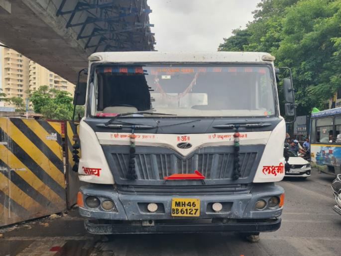 A woman walking on the road was hit by a ready mix tanker Woman injured incident on Sinhagad Road | रस्त्याने पायी जाणाऱ्या महिलेला रेडीमिक्स टँकरची धडक; महिला जखमी, सिंहगड रोडवरील घटना A woman walking on the road was hit by a ready mix tanker Woman injured incident on Sinhagad Road | रस्त्याने पायी जाणाऱ्या महिलेला रेडीमिक्स टँकरची धडक; महिला जखमी, सिंहगड रोडवरील घटना