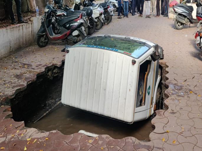 Pune: Sudden truck pit in City Post premises at Saadhan Chowk on Lakshmi Street; Fire brigade reached the spot | झटक्यात टँकर खड्ड्यात! पुण्यात सिटी पोस्टच्या आवारात पेव्हर ब्लॉक खचल्याने अपघात, चालक थोडक्यात बचावला Pune: Sudden truck pit in City Post premises at Saadhan Chowk on Lakshmi Street; Fire brigade reached the spot | झटक्यात टँकर खड्ड्यात! पुण्यात सिटी पोस्टच्या आवारात पेव्हर ब्लॉक खचल्याने अपघात, चालक थोडक्यात बचावला