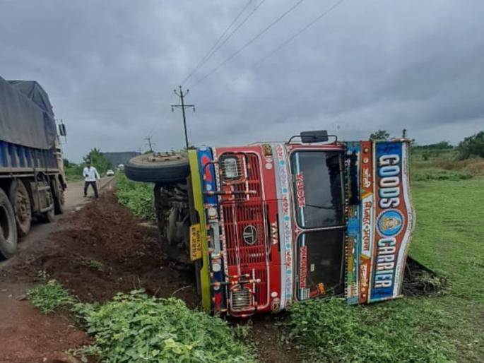 A truck carrying cement sack overturned on Loni to Manchar road; The driver and two others were injured | लोणी ते मंचर रस्त्यावर सिमेंट गोणी घेऊन जाणारा ट्रक पलटी; चालक व इतर दोघे जखमी A truck carrying cement sack overturned on Loni to Manchar road; The driver and two others were injured | लोणी ते मंचर रस्त्यावर सिमेंट गोणी घेऊन जाणारा ट्रक पलटी; चालक व इतर दोघे जखमी