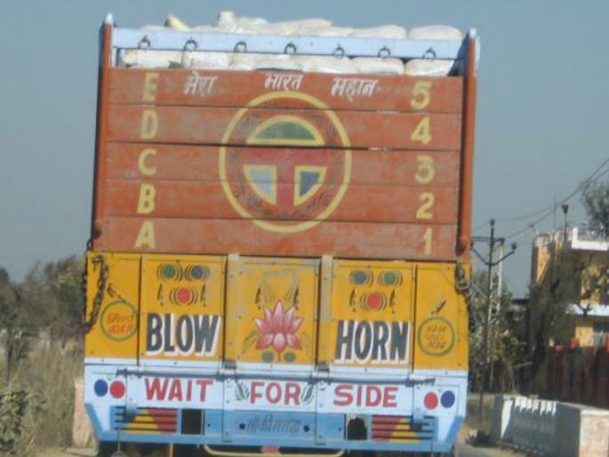 Truck stopped in the dark; Biker hit from behind, youth dies after being seriously injured | अंधारात थांबलेला ट्रक; दुचाकीस्वार पाठीमागून आदळला, तरुणाचा गंभीर जखमी होऊन मृत्यू Truck stopped in the dark; Biker hit from behind, youth dies after being seriously injured | अंधारात थांबलेला ट्रक; दुचाकीस्वार पाठीमागून आदळला, तरुणाचा गंभीर जखमी होऊन मृत्यू