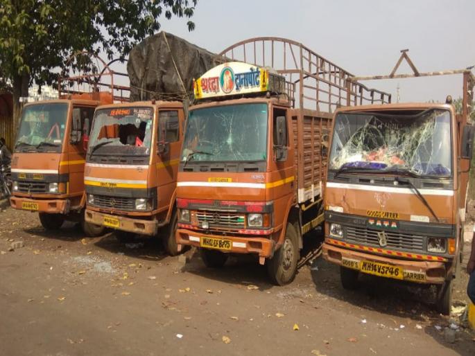 Unknown personsaatck by stones on four trucks | पिंपरीत चार मालवाहू ट्रकवर अज्ञात हल्लेखोरांची दगडफेक Unknown personsaatck by stones on four trucks | पिंपरीत चार मालवाहू ट्रकवर अज्ञात हल्लेखोरांची दगडफेक