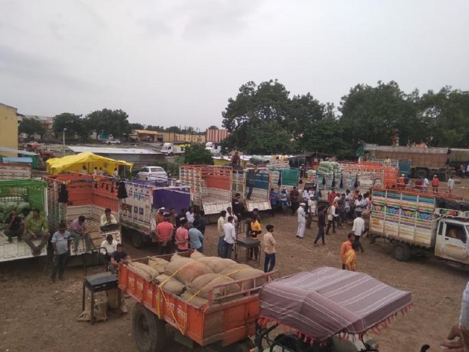 Who will be the first to go to Vashi market, the truck driver is desperate for the prize | वाशी बाजारपेठेत आधी कोण जाणार, बक्षिसाच्या लालचेने १५० ट्रक चालकांची बेलगाम वाहतूक