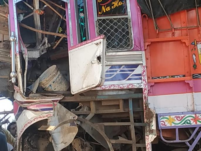 The truck hit a tree at Azra road due to a tire burst ... Both were injured | टायर फुटल्याने आजरा मार्गावर ट्रक झाडावर आदळला... दोघे जखमी The truck hit a tree at Azra road due to a tire burst ... Both were injured | टायर फुटल्याने आजरा मार्गावर ट्रक झाडावर आदळला... दोघे जखमी