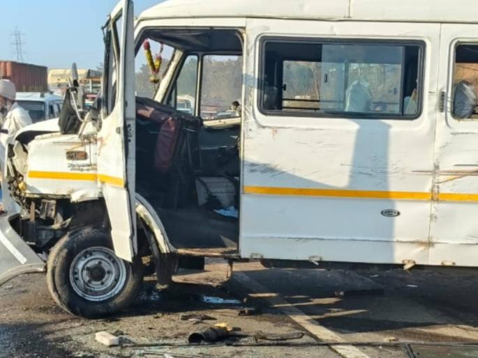 Private bus accident near Kasara; 15 people injured | कसारा जवळ खासगी बसचा आपघात; १५ जण जखमी, जखमींची नावे आली समोर