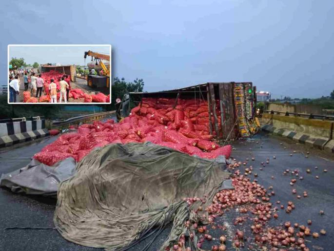 Truck overturns on Bale lake near Solapur; Traffic disrupted on Solapur-Hyderabad-Pune highway | सोलापूरलगत बाळे ओढ्यावर ट्रक पलटी; सोलापूर-हैदराबाद-पुणे महामार्गावरील वाहतुकीला अडथळा Truck overturns on Bale lake near Solapur; Traffic disrupted on Solapur-Hyderabad-Pune highway | सोलापूरलगत बाळे ओढ्यावर ट्रक पलटी; सोलापूर-हैदराबाद-पुणे महामार्गावरील वाहतुकीला अडथळा