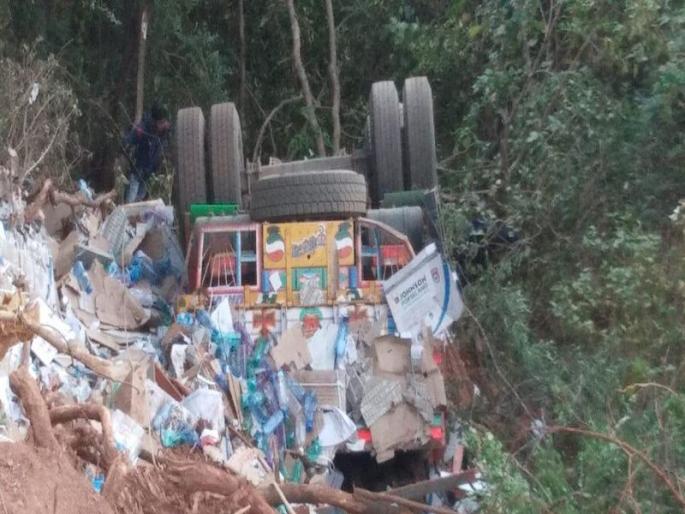 truck collapsed in the ambenali valley | आंबेनळी घाटात फरशी घेऊन जाणारा ट्रक दरीत कोसळला truck collapsed in the ambenali valley | आंबेनळी घाटात फरशी घेऊन जाणारा ट्रक दरीत कोसळला