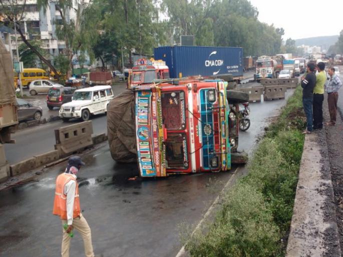 heavy traffic jaam Due to truck accident on highway at Warje | वारजे येथे महामार्गावर ट्रक पलटल्यामुळे वाहतुकीचे तीन तेरा heavy traffic jaam Due to truck accident on highway at Warje | वारजे येथे महामार्गावर ट्रक पलटल्यामुळे वाहतुकीचे तीन तेरा