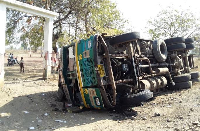 Paramhans Pundalik Maharaj at Deulgaon lifted the truck in front of the school; Big disaster was avoided | देऊळगाव येथील परमहंस पुंडलिक महाराज विद्यालयासमोर ट्रक उलटला; मोठा अनर्थ टळला Paramhans Pundalik Maharaj at Deulgaon lifted the truck in front of the school; Big disaster was avoided | देऊळगाव येथील परमहंस पुंडलिक महाराज विद्यालयासमोर ट्रक उलटला; मोठा अनर्थ टळला