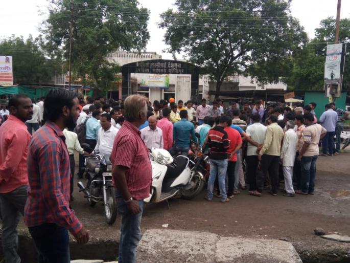truck went by the hands of the student; Hands-off from the shoulders | मालवाहू ट्रक गेला विद्यार्थीनीच्या हातावरून; खांद्यापासून हात निकामी truck went by the hands of the student; Hands-off from the shoulders | मालवाहू ट्रक गेला विद्यार्थीनीच्या हातावरून; खांद्यापासून हात निकामी