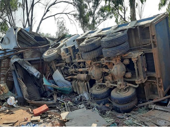 speedy truck rammed into shop; Both died on the spot | दुकानात शिरला भरधाव टिप्पर, दांम्पत्याचा चिरडून मृत्यू speedy truck rammed into shop; Both died on the spot | दुकानात शिरला भरधाव टिप्पर, दांम्पत्याचा चिरडून मृत्यू