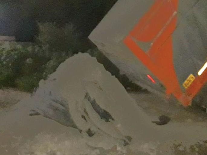 Accident of dumper carrying thermal center ash | औष्णिक केंद्रातील राख नेणाऱ्या डंपरचा अपघात Accident of dumper carrying thermal center ash | औष्णिक केंद्रातील राख नेणाऱ्या डंपरचा अपघात