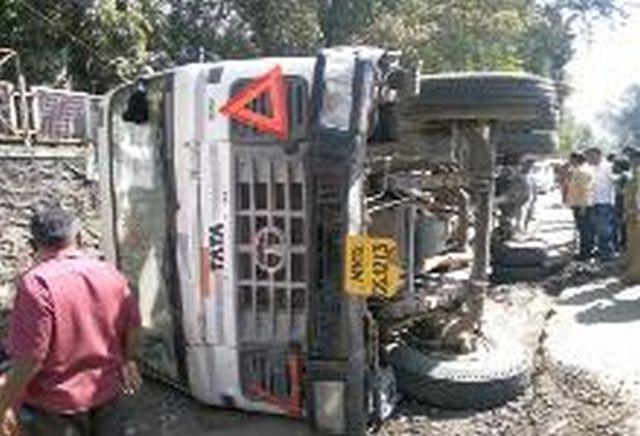 Smart City's asphalt truck overturned in a dug pit | खोदलेल्या खड्ड्यात स्मार्टसिटीचा डांबराचा ट्रक उलटला Smart City's asphalt truck overturned in a dug pit | खोदलेल्या खड्ड्यात स्मार्टसिटीचा डांबराचा ट्रक उलटला