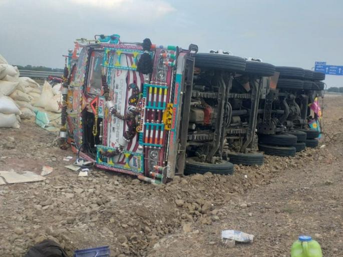 A gas truck overturned after a herd of blackbuck crossed the Samriddhi highway | समृद्धी महामार्गावर काळवीट कळप आडवा गेल्याने गॅसची ट्रक पलटी A gas truck overturned after a herd of blackbuck crossed the Samriddhi highway | समृद्धी महामार्गावर काळवीट कळप आडवा गेल्याने गॅसची ट्रक पलटी