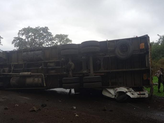 A container pickup overturned on a tempo near Anda Point in Khandala Ghat; One killed, two injured | खंडाळा घाटातील अंडा पाॅईटजवळ कंटेनर आणि पिकअपचा भीषण अपघात; एक ठार, दोन जण जखमी A container pickup overturned on a tempo near Anda Point in Khandala Ghat; One killed, two injured | खंडाळा घाटातील अंडा पाॅईटजवळ कंटेनर आणि पिकअपचा भीषण अपघात; एक ठार, दोन जण जखमी