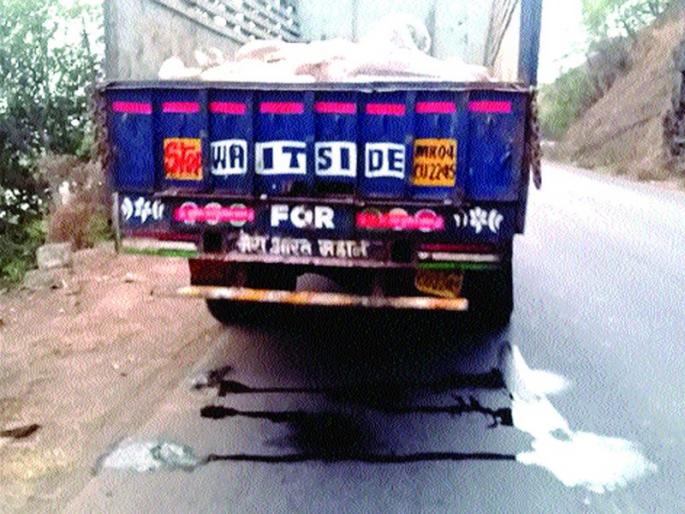 On the rules of chemical solid waste transport | रासायनिक घनकचरा वाहतूक नियम धाब्यावर On the rules of chemical solid waste transport | रासायनिक घनकचरा वाहतूक नियम धाब्यावर