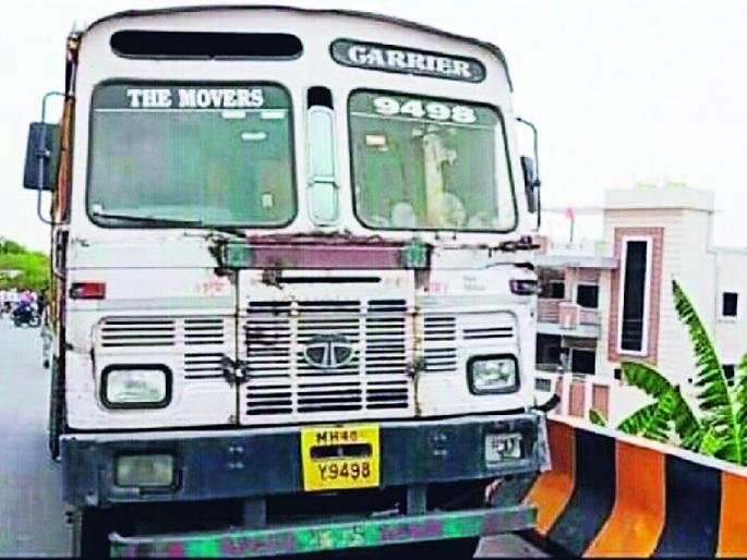 father and son died and mother seriously injured as truck hits bike | अंत्यसंस्काराला दुचाकीने जाणाऱ्या बापलेकाला भरधाव ट्रकने उडवले; आई गंभीर जखमी father and son died and mother seriously injured as truck hits bike | अंत्यसंस्काराला दुचाकीने जाणाऱ्या बापलेकाला भरधाव ट्रकने उडवले; आई गंभीर जखमी