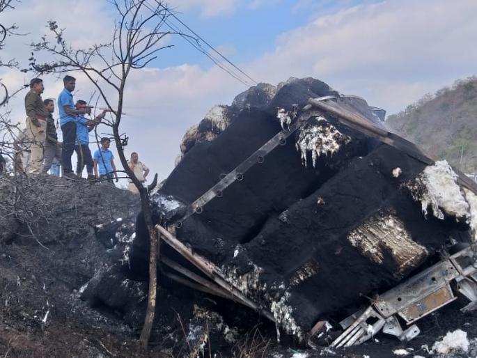Fire on a truck carrying cotton bales | कापसाच्या गाठी घेऊन जाणाऱ्या ट्रकला आग; २० टन माल जळून खाक Fire on a truck carrying cotton bales | कापसाच्या गाठी घेऊन जाणाऱ्या ट्रकला आग; २० टन माल जळून खाक