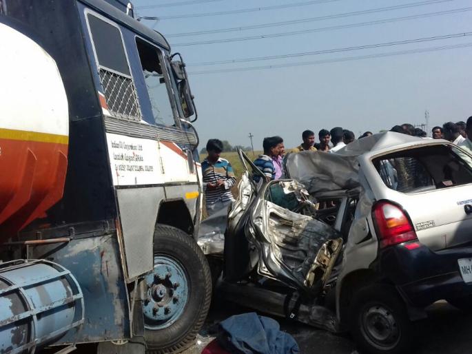 Akola-Amravati highway,Truck collides with car | अकोला-अमरावती महामार्गावर टँकरने कारला चिरडले; दोन ठार, तीन जखमी Akola-Amravati highway,Truck collides with car | अकोला-अमरावती महामार्गावर टँकरने कारला चिरडले; दोन ठार, तीन जखमी
