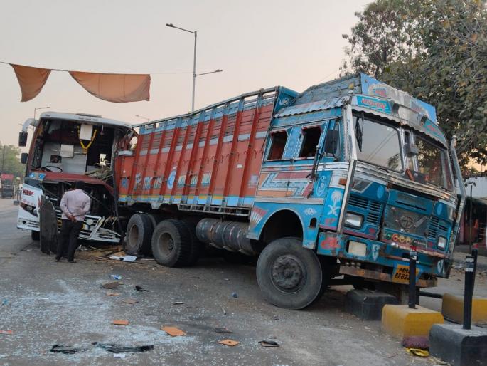 The driver parked the truck on the middle of road; a private bus hit it shortly after, passengers were thrown out of the cabin | Parabhani: मुजोर चालकाने ट्रक रस्त्याच्या मधोमध उभा केला; काही वेळातच ट्रॅव्हल्स धडकली The driver parked the truck on the middle of road; a private bus hit it shortly after, passengers were thrown out of the cabin | Parabhani: मुजोर चालकाने ट्रक रस्त्याच्या मधोमध उभा केला; काही वेळातच ट्रॅव्हल्स धडकली