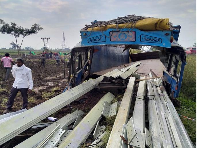 The truck driver and the cleaner died on the spot as the iron angle penetrated the body after the accident | अपघातानंतर लोखंडी अँगल शरीरात घुसल्याने ट्रक ड्रायव्हर आणि क्लीनरचा जागीच मृत्यू The truck driver and the cleaner died on the spot as the iron angle penetrated the body after the accident | अपघातानंतर लोखंडी अँगल शरीरात घुसल्याने ट्रक ड्रायव्हर आणि क्लीनरचा जागीच मृत्यू