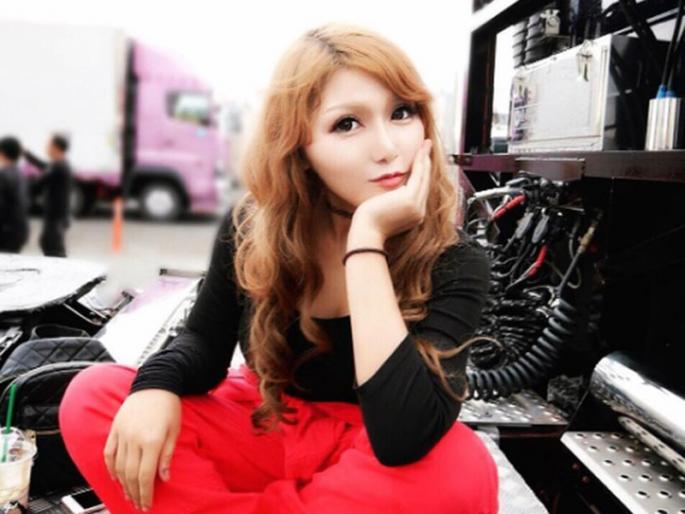 Meet Rino Sasaki Japan's most beautiful truck driver and her story is quite emotional | या कारणाने ट्रक ड्रायव्हर झाली ही तरूणी, सर्वात सुंदर ड्रायव्हर म्हणून सोशल मीडियात लोकप्रिय! Meet Rino Sasaki Japan's most beautiful truck driver and her story is quite emotional | या कारणाने ट्रक ड्रायव्हर झाली ही तरूणी, सर्वात सुंदर ड्रायव्हर म्हणून सोशल मीडियात लोकप्रिय!
