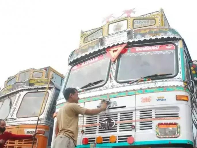 Make our salary also 50 thousand rupees; 50 truck drivers gathered together and made an important demand | आमचाही पगार ५० हजार रुपये करा; ५० ट्रक चालकांनी एकत्र जमून केली महत्त्वाची मागणी Make our salary also 50 thousand rupees; 50 truck drivers gathered together and made an important demand | आमचाही पगार ५० हजार रुपये करा; ५० ट्रक चालकांनी एकत्र जमून केली महत्त्वाची मागणी