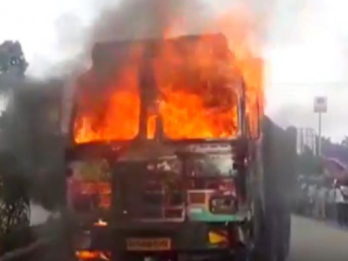 After being hit by a bike, truck took control of Chandrapur | दुचाकीला मागून धडक दिल्यानंतर चंद्रपूरमध्ये ट्रकने घेतला पेट After being hit by a bike, truck took control of Chandrapur | दुचाकीला मागून धडक दिल्यानंतर चंद्रपूरमध्ये ट्रकने घेतला पेट