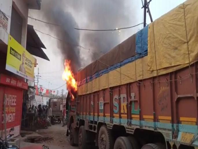 A toddler was crushed by a truck on his way home; Arson of civilians |  घरी जात असलेल्या चिमुकल्याला ट्रकने चिरडले; नागरिकांची जाळपोळ A toddler was crushed by a truck on his way home; Arson of civilians |  घरी जात असलेल्या चिमुकल्याला ट्रकने चिरडले; नागरिकांची जाळपोळ