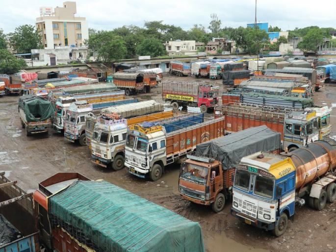 The freight was haunted by around 5,000 passengers | अवाजवी मालवाहतूक करणे साडेचार हजार चालकांना भोवले The freight was haunted by around 5,000 passengers | अवाजवी मालवाहतूक करणे साडेचार हजार चालकांना भोवले