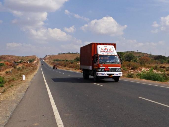 coronavirus: Travelers flock to containers like animals | coronavirus : प्रवाशांची जनावरांप्रमाणे कंटेनरमध्ये कोंबून वाहतूक coronavirus: Travelers flock to containers like animals | coronavirus : प्रवाशांची जनावरांप्रमाणे कंटेनरमध्ये कोंबून वाहतूक