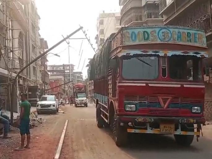 Major accident averted in Ulhasnagar; Truck breaks power lines, bends poles | उल्हासनगरात मोठी दुर्घटना टळली; ट्रकमुळे विद्युत वाहिन्या तुटल्या तर खांब वाकले  Major accident averted in Ulhasnagar; Truck breaks power lines, bends poles | उल्हासनगरात मोठी दुर्घटना टळली; ट्रकमुळे विद्युत वाहिन्या तुटल्या तर खांब वाकले
